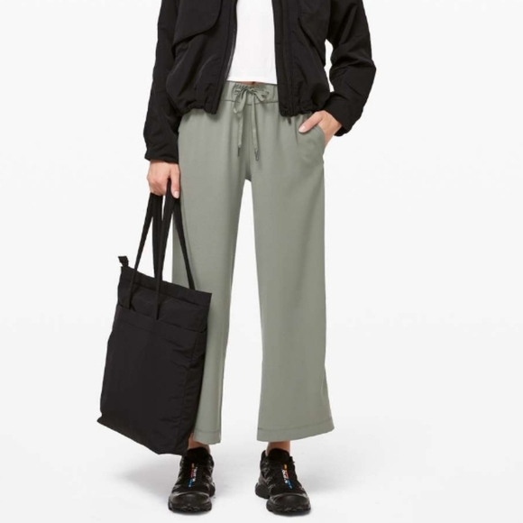 Women's Lululemon On The Fly Wide Leg 7/8 Sage Green  Pants Size 10 - Picture 1 of 15